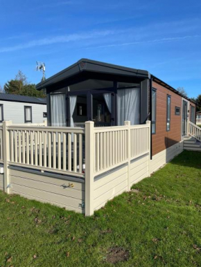 Falconers Lodge with Hot Tub